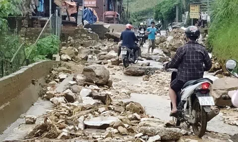 Mưa lớn gây sạt lở nhiều tuyến đường ở Sa Pa